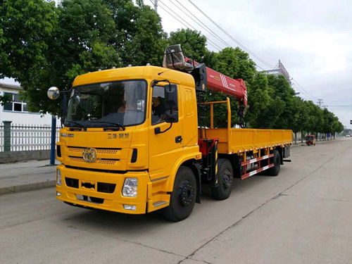 东风小三轴随车吊 10吨与12吨车型图片解析与应用指南